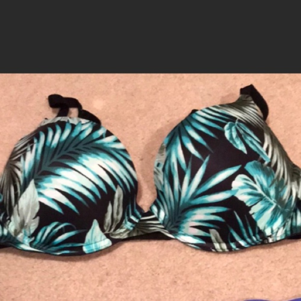 34d vs pink bra
